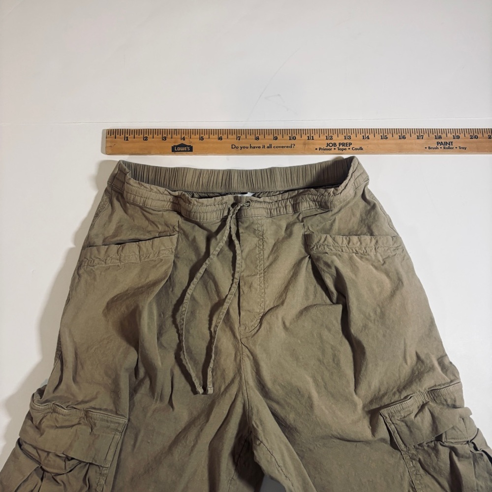 Athleta Paradise MidRise Cargo Pant Size S
Athleisure Travelcore Gorpcore - Picture 4 of 6